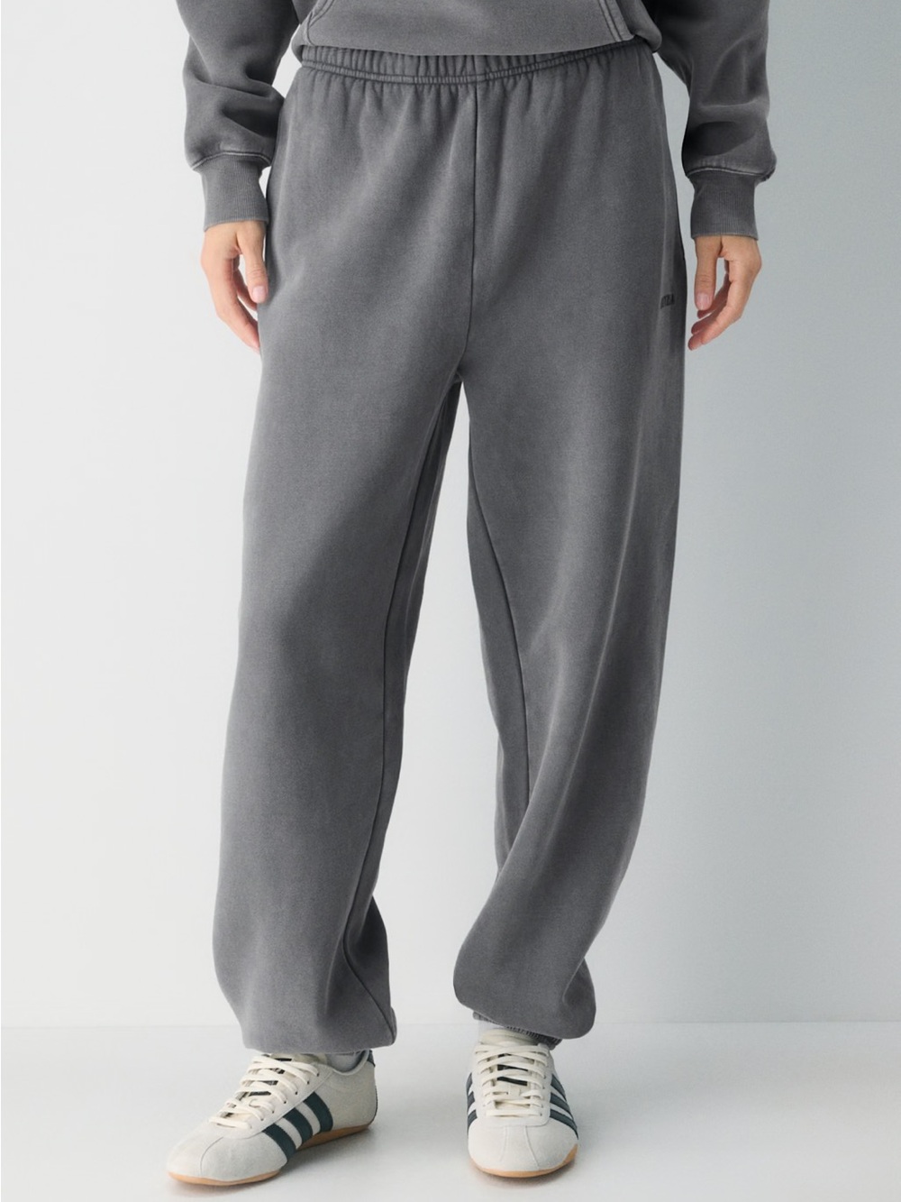 NWT - Aritzia Sweatfleece Mega Jogger - Lived In Dark Grey - Size XS - Regular